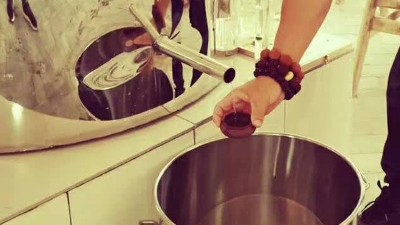 為什么冬季從小型酒廠釀酒設(shè)備蒸出的白酒會(huì)發(fā)苦呢？
