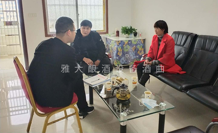 蔣老師正在跟學(xué)員親切交談，了解當(dāng)?shù)鼐剖袌?chǎng)現(xiàn)狀700