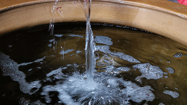 引進(jìn)先進(jìn)的大型釀酒設(shè)備機(jī)械化生產(chǎn)，將小曲清香型白酒發(fā)揚(yáng)光大