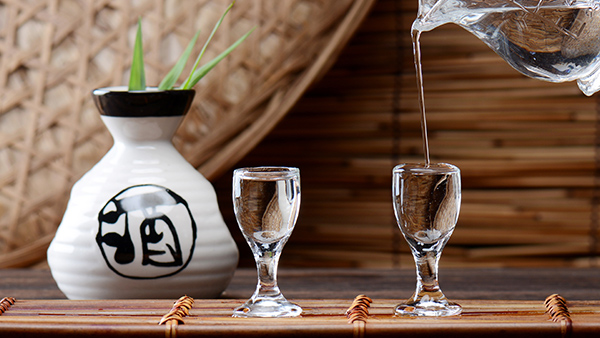 為什么中國白酒用蒸餾酒設(shè)備一次蒸餾就能獲得很高度數(shù)的原酒？