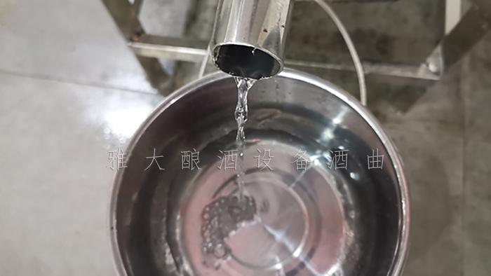 830將頭酒接在一起，儲存一段時(shí)間后做調(diào)味酒用
