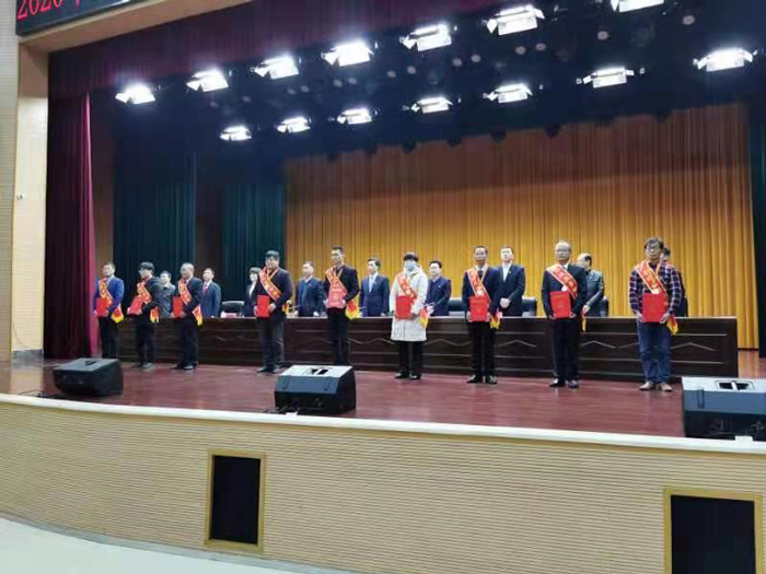 出席領(lǐng)導(dǎo)向受表彰的18位勞模、先進工作者頒發(fā)榮譽證書