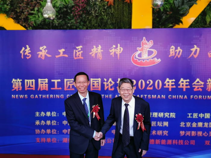 2雅大董事長胡順開與“人民楷模”國家榮譽(yù)稱號(hào)獲得者、大慶油田新時(shí)期鐵人王啟民合影