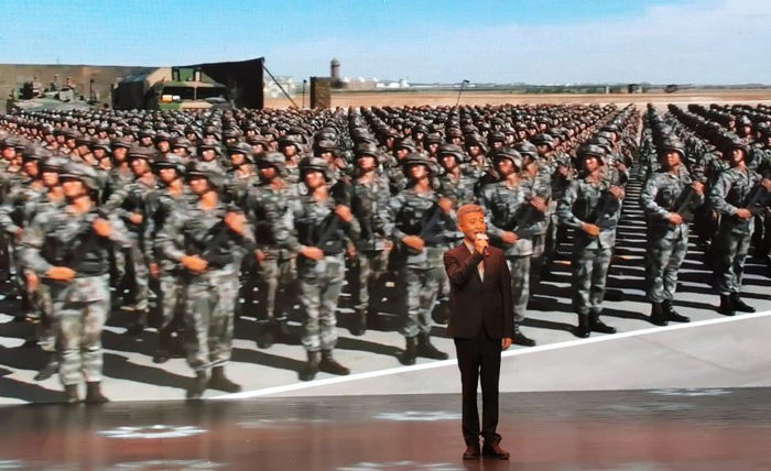 10曲藝名家、原火箭軍文工團(tuán)團(tuán)長周煒演唱歌曲《綠色軍衣》