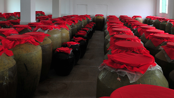 每1批好酒誕生，都需經(jīng)過做酒設(shè)備的蒸餾和時(shí)間的沉淀