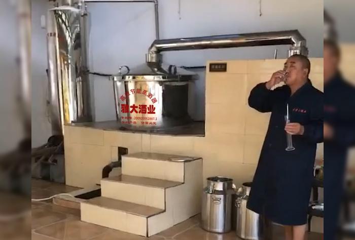 2.12剛從雅大釀酒機(jī)械接出來(lái)的酒，溫度在30度左右
