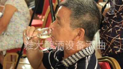 釀酒10年的老師傅說酒，用小型白酒設(shè)備釀酒多年才描述得如此準確