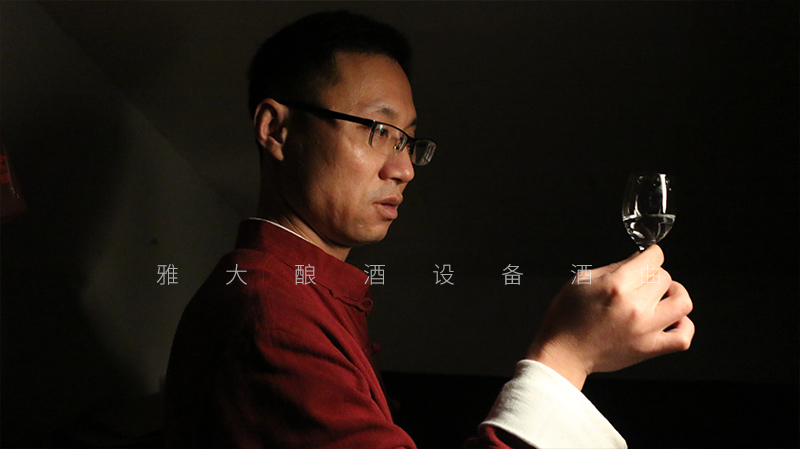 春季喝蒸餾釀酒設(shè)備釀的純糧酒更養(yǎng)生，那喝酒時(shí)要注意什么？