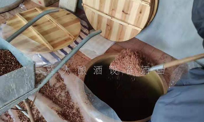 用電加熱釀酒設(shè)備做固態(tài)酒，怎樣做好場(chǎng)地衛(wèi)生？5