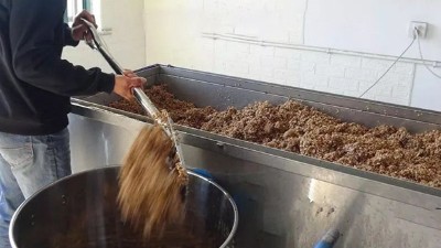 用釀白酒設(shè)備和傳統(tǒng)手藝釀造稻谷酒迎新春，每天買酒的人擠爆門檻