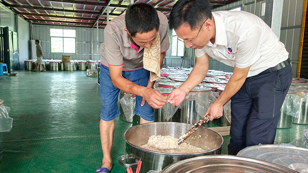 7月天氣炎熱，還可用小型酒廠釀酒設(shè)備做酒嗎？