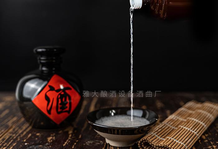 入口醇香，落口回香白酒