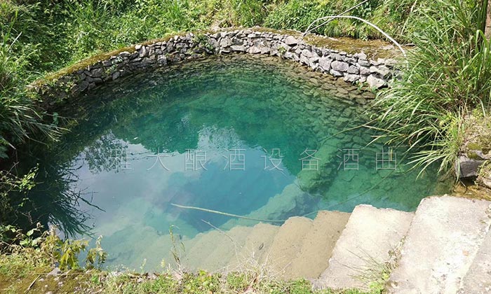 5-曾氏酒業(yè)-1套純糧釀酒設(shè)備，200平米舊廠房+3個臨街鋪面，輕松開酒廠井水3