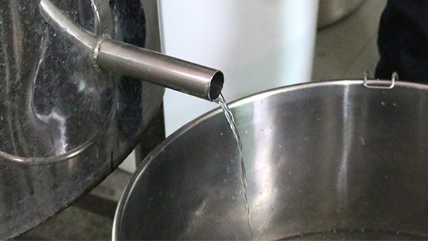 夏季用小型酒廠釀酒設(shè)備做酒產(chǎn)量驟減，他急瘋了