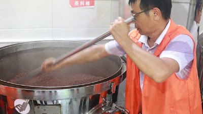 用蒸酒設(shè)備做固態(tài)酒想要穩(wěn)產(chǎn)高產(chǎn)，這幾點(diǎn)很關(guān)鍵！
