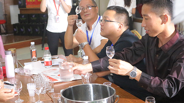 低度酒就是將燒酒設(shè)備釀出來的高度酒加水降度？