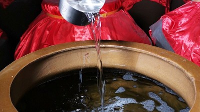 大型釀酒設(shè)備廠家告訴你，不同香型白酒貯存多長(zhǎng)時(shí)間才好喝