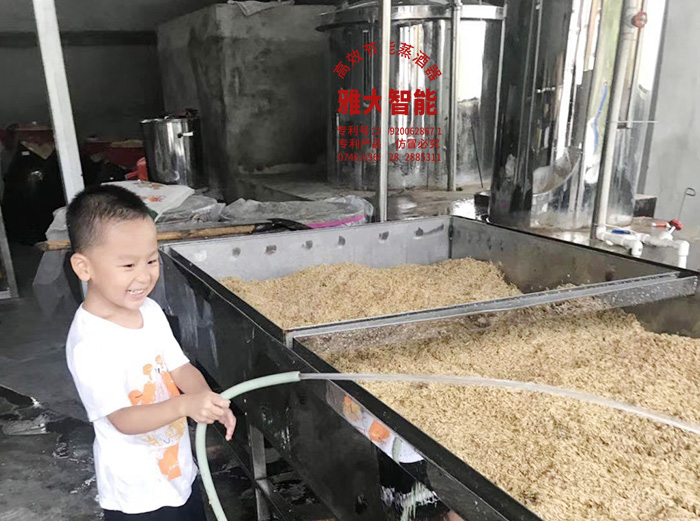 教孫子用雅大釀酒設(shè)備做酒，體驗(yàn)傳統(tǒng)釀酒文化