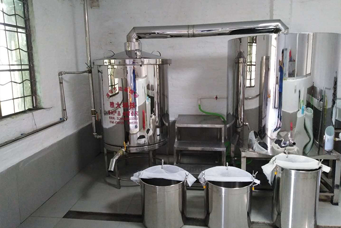 10.23用雅大釀酒設(shè)備蒸酒，將酒蒸汽過氣管那頭抬高