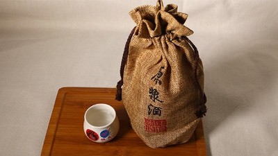 用白酒生產(chǎn)設(shè)備釀小曲固態(tài)白酒，怎樣操作出酒才多？