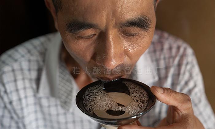 酒體協(xié)調(diào)甜味，不刺喉、不尖辣