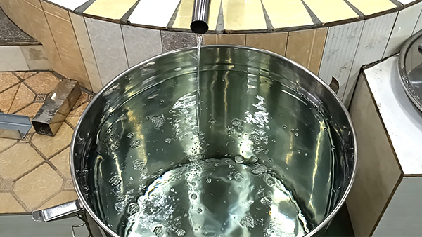 用烤酒設(shè)備烤酒時(shí)，怎樣才能得到更多低度酒？