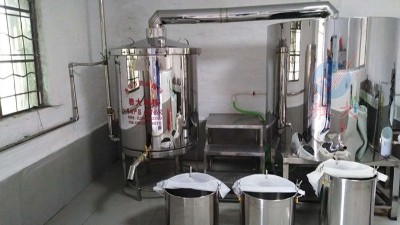 用蒸酒設(shè)備做酒，這樣做出酒穩(wěn)定，出高度酒也多。