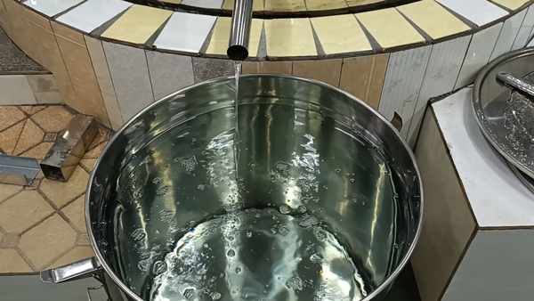 劉總回家開(kāi)大型釀酒設(shè)備酒廠，實(shí)現(xiàn)中年留守村民再就業(yè)！