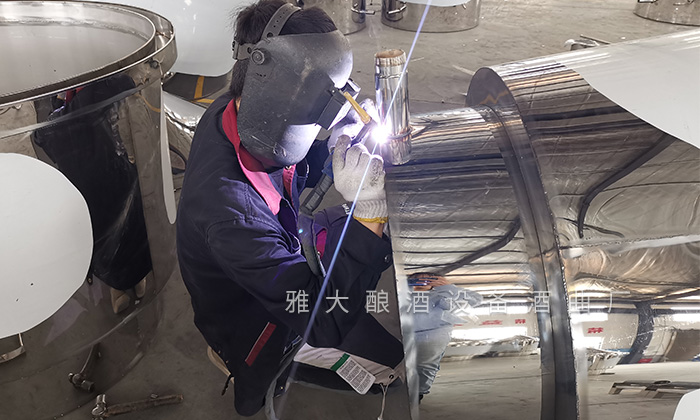 雅大釀酒設(shè)備細(xì)細(xì)打磨，以保證每臺設(shè)備的質(zhì)量