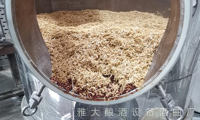 加輔料時，用蒸酒設(shè)備將稻殼蒸后再用