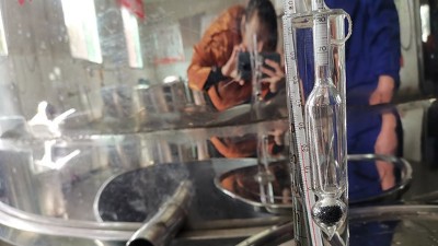 白酒蒸餾設(shè)備蒸酒時(shí)，接酒的度數(shù)如何處理？
