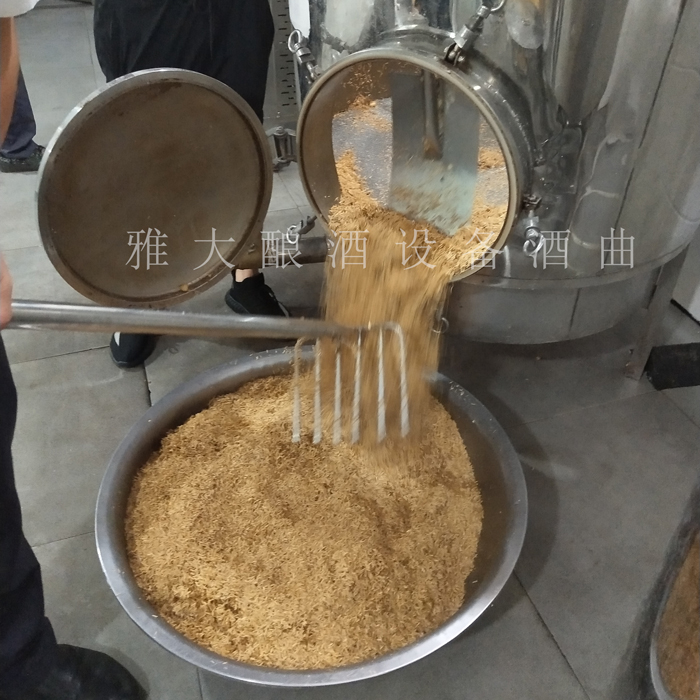 4.20固態(tài)加輔料時(shí)，用蒸酒設(shè)備將稻殼蒸后再用
