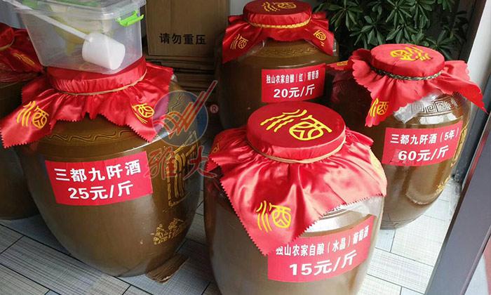 春節(jié)備貨大戰(zhàn)打響，用做酒設(shè)備釀酒的純糧酒坊已進(jìn)入賣酒高峰 5.jpg