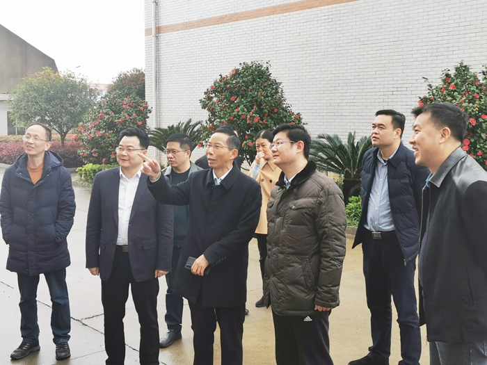 1雅大董事長胡順開向楊昶副市長等領導一行人作匯報介紹