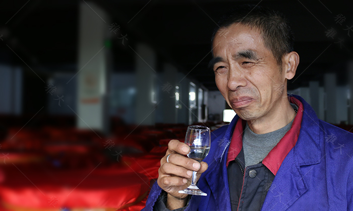 劣質(zhì)白酒的香氣，讓人不適