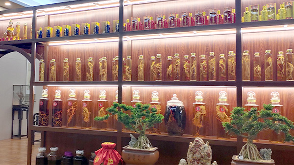 用小型白酒設(shè)備開酒坊，怎樣才能在同行中脫穎而出？