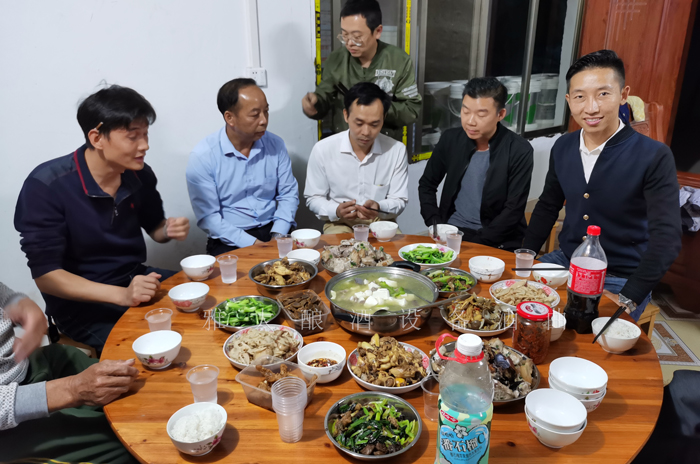 10.15雅大魏老師上門指導(dǎo)客戶釀酒，喝自家酒坊釀的純糧酒