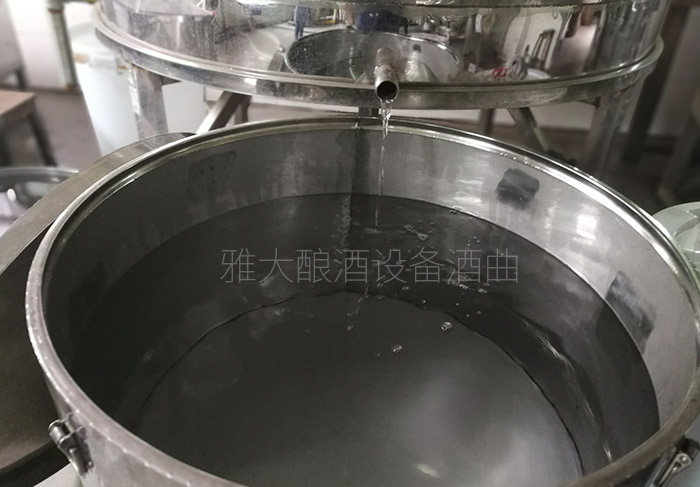 9.3蒸汽釀酒設(shè)備釀出來的同一鍋酒，不同階段酒質(zhì)不一樣