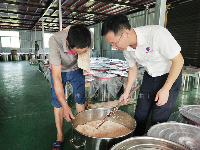 蔣建明老師指導學員大米發(fā)酵情況