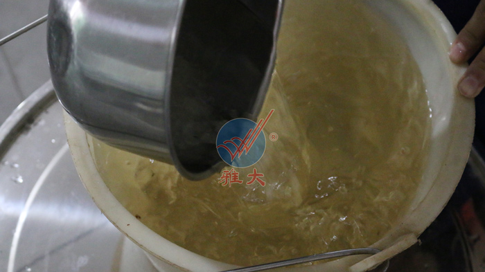 3、橙子釀酒技術(shù)-按比例稱好冰糖，并加熱水融化