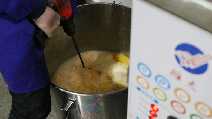4、橙子酒釀酒技術(shù)-加入冰糖水后打漿