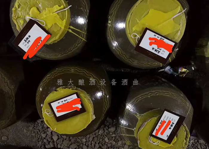 私人定制洞藏酒，每一壇上都寫上顧客的名字