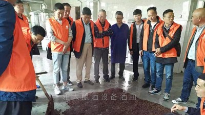 釀酒跟老師傅學(xué)工藝，不如來雅大釀酒設(shè)備廠家學(xué)全套釀酒技術(shù)
