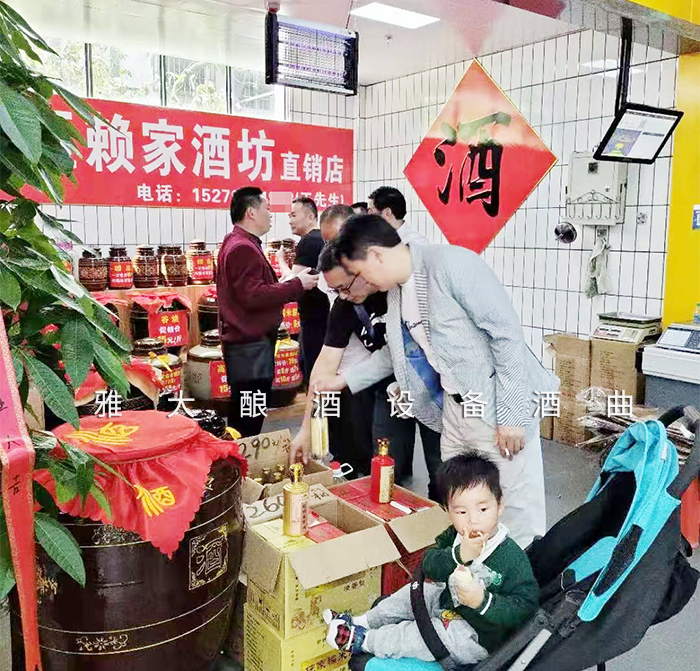 5.8特色酒坊，每天吸引很多顧客上門買酒